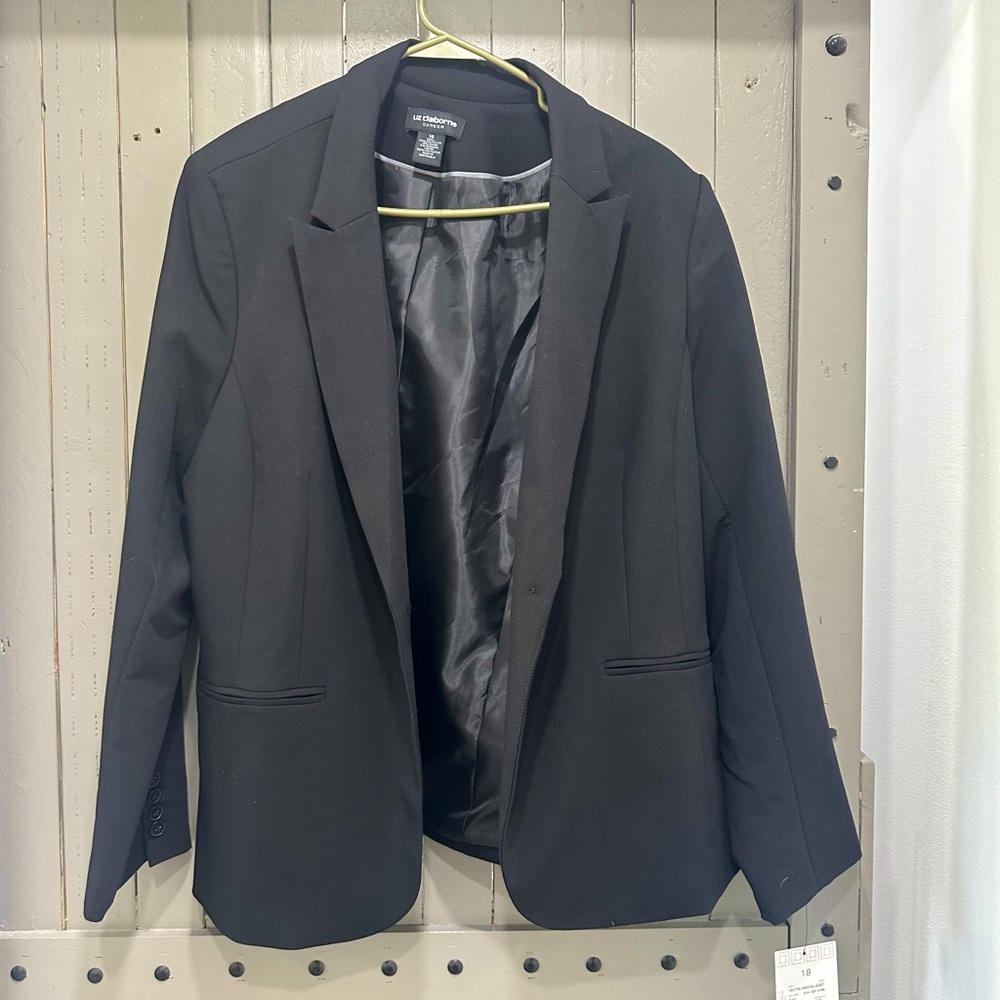 Liz Claiborne black blazer. Never been wore, tags still attached. Size 18